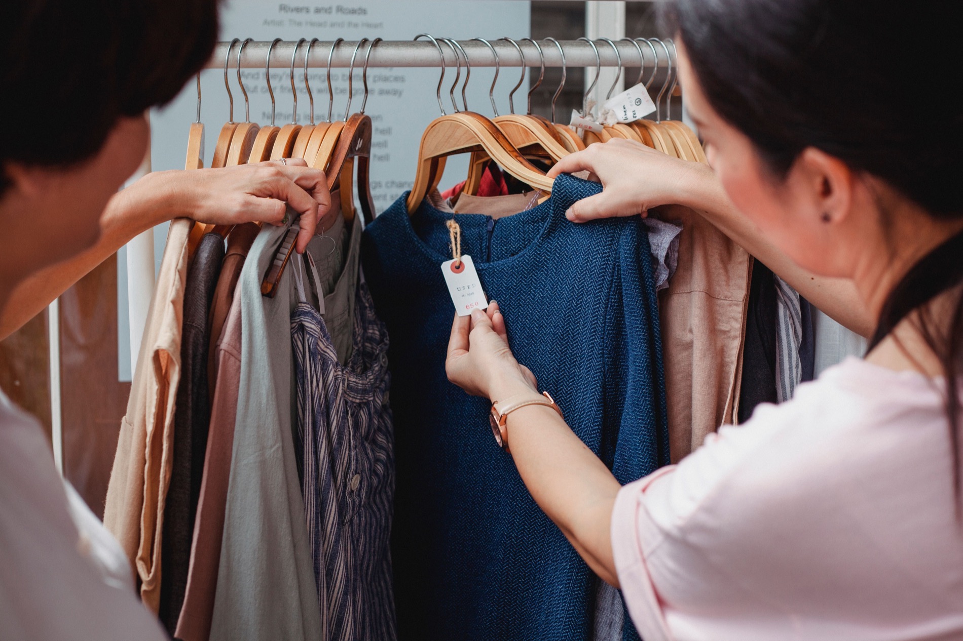 Clientas eligiendo prendas en un local de retail