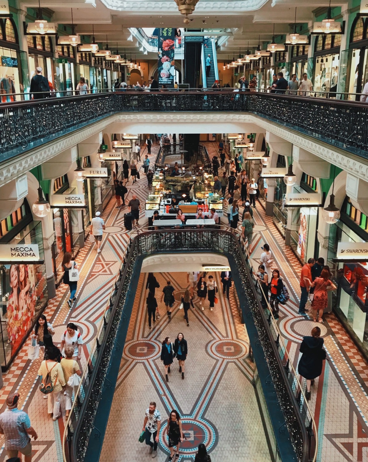 Personas caminando por una galería comercial